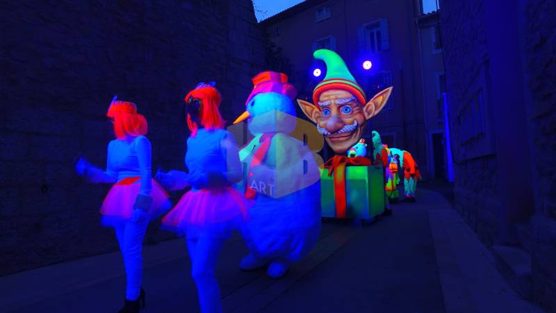 La Féerie de Noël parade de Noël lumineuse sous lumière noire dans les rues de Beziers