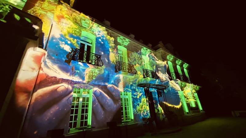 Projection lumineuse personnalisée sur une façade de bâtiment pour un évènement à Lyon