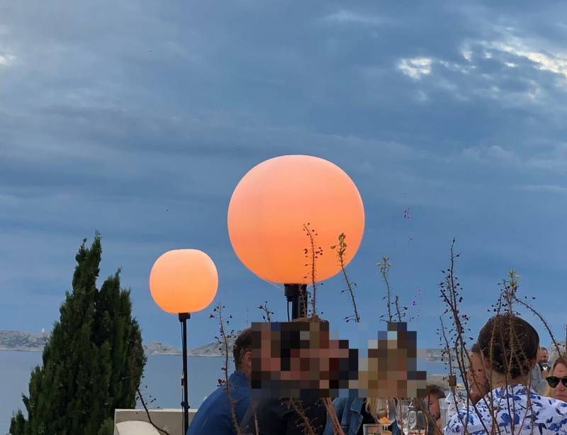 Location de ballons lumineux gonflables pour événementiels et soirée de mariage à St Tropez dans le Var